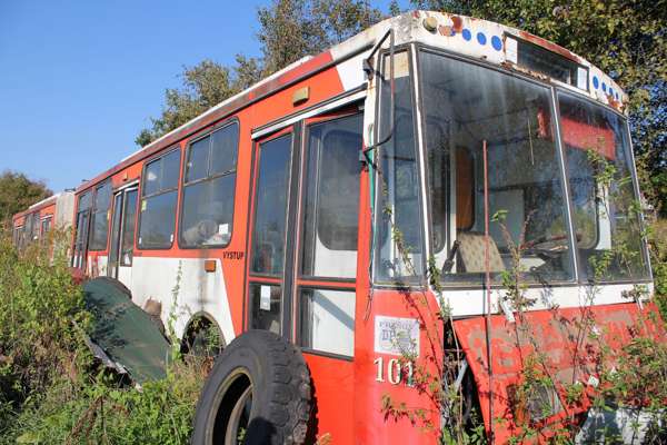Қыздың ішіне кезек-кезек араласатын адамдар бейнеленген онлайн порно көру.